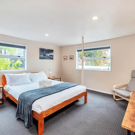 Sunny Side Getaway With Parking And Aircon-3