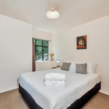 Ponsonby Gardens With Deck And Parking-3