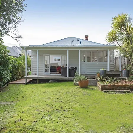 Large Spacious Family Home,Close Devonport&Beaches-2