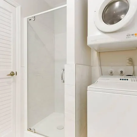 Gorgeous Princess Wharf Apartment W/ Aircon-3