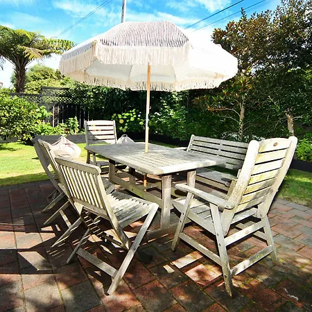 A 3 Bedroom Bungalow Retreat Near Eden Park-2