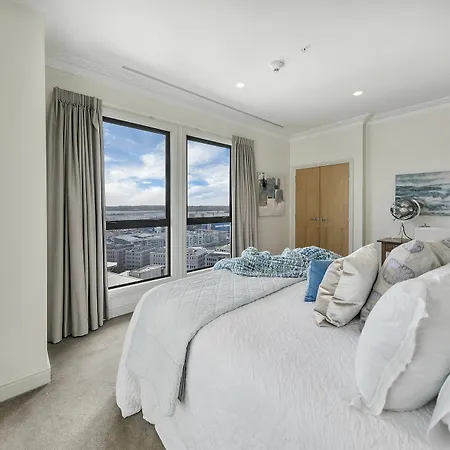 Stylish Penthouse With Sea & City Views-3