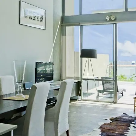 City Fringe Apartment With Sky Tower And City Views-3