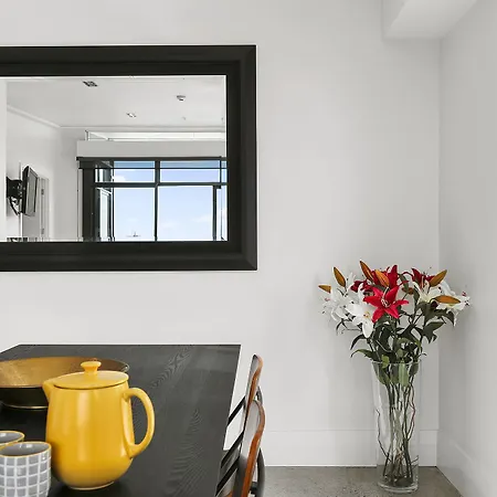 Bright Modern One Bed Marina Penthouse-3