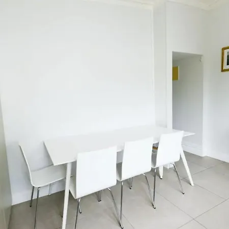 Sunny 4 Bedroom House In The Heart Of Mount Roskill-2