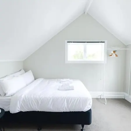 Sunny 4 Bedroom House In The Heart Of Mount Roskill-3