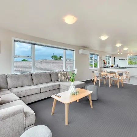 Fabulous Three Bedroom Home In Pakuranga-3