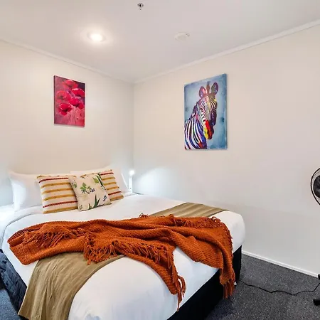 Cityscape Charm Apt W Parking, Views, Pool & Gym-2