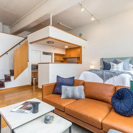 Deluxe Apartment In The Heart Of The City-2
