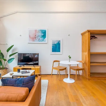 Deluxe Apartment In The Heart Of The City-3