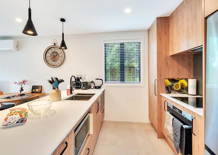 Greenwich Townhouse With Parking And Air-Con Auckland