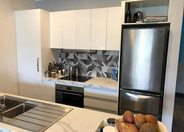 Cool Apartment, Central To Everything, Share With 2X Bulldogs Auckland