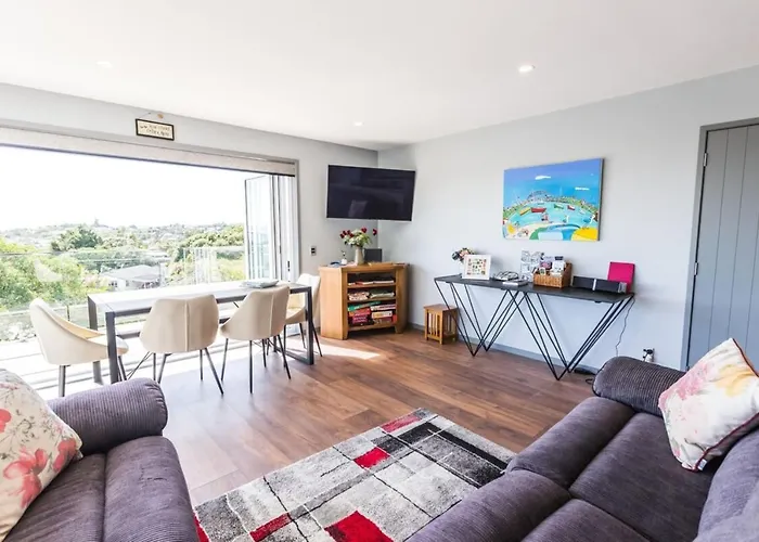Village Retreat 3 Bedroom Home With Sea Views Auckland