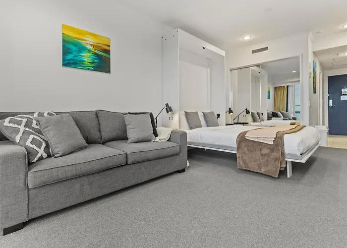 Skyline Sojourn Studio With Parking And Sea Views Auckland